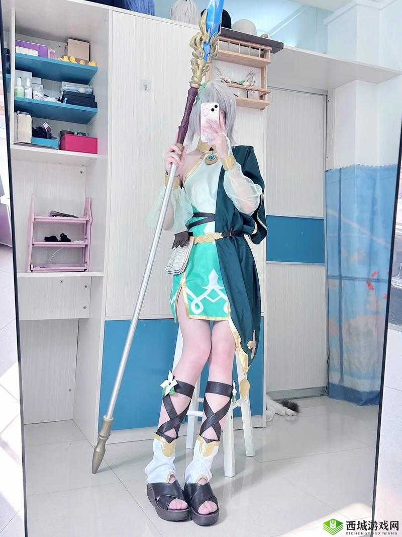 公主连结角色可可萝Cosplay中的独特情感表达，痛苦面具深度解析