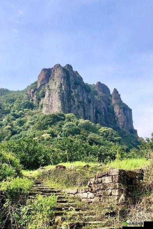 又大又白两座山峰：让人浮想联翩的独特自然景观