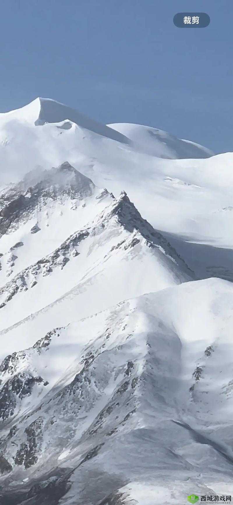 两座雪白玉峰弹跳而出的震撼瞬间，探索自然奇观的壮丽之美